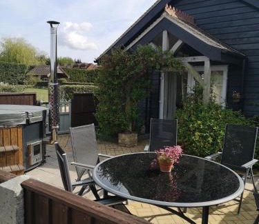 Harrietsham House | Oak Cottage with private log fired hot tub