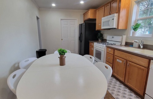Indiana Apartment | OAK-GORGEOUS: 2-Bedroom Apartment with WiFi and AC in wonderful Indiana PA