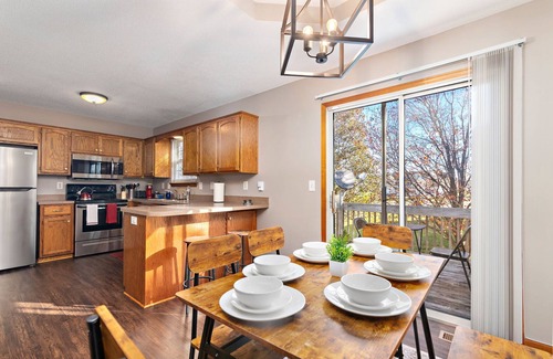 Raymore House | Oak Haven: 3 King Beds + 1 Queen Bed Fast Wi-Fi + FREE Parking - Sleeps 8 People