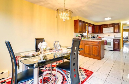 Oak Lawn Apartment | Oak Lawn Apartment about 2 Mi to Ford City Mall!
