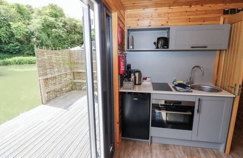 Middleton Cheney Cottage | OAK LODGE AT BRIDGE LAKE FARM & FISHERY, romantic in Chacombe