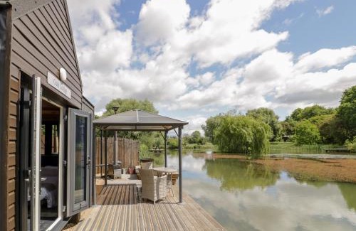 Middleton Cheney House | Oak Lodge At Bridge Lake Farm & Fishery