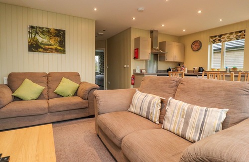 Preston Cottage | OAK LODGE, character holiday cottage, with a garden in Goosnargh