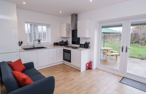 Radbourne Cabin | OAK LODGE, pet friendly, with a garden in Etwall