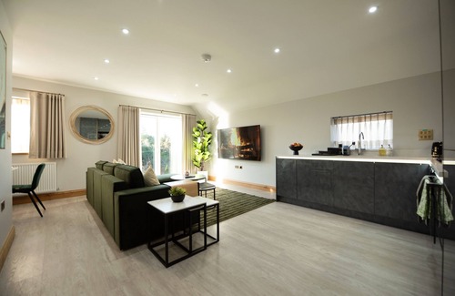 Reading Apartment | Oak Lodge - Premium 2-Bed, 2-Bath with Garden View