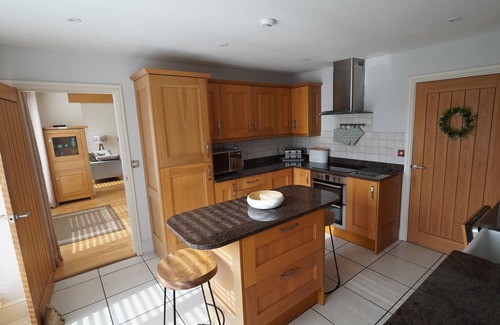 Thornton Dale Cottage | OAK TREE BARN, pet friendly, with open fire in Thornton-Le-Dale