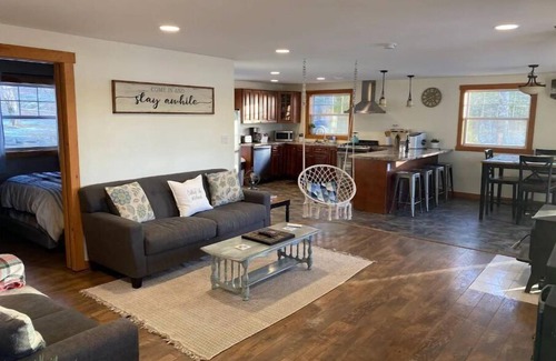 Clare House | Oakleaf Lake Retreat *Serene with Private Hot Tub*