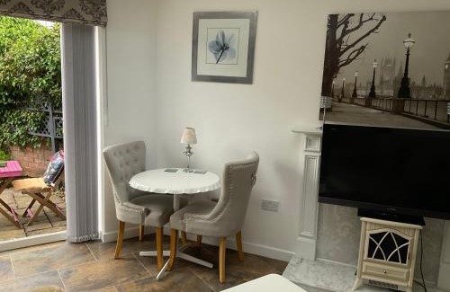 Frampton on Severn Apartment | Oakleigh 1 bed ground floor garden view apartment FREE ONSITE PARKING