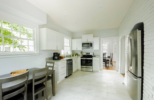 Mount Berry House | Oakwood Retreat PLUS Carriage House- Sleeps 12