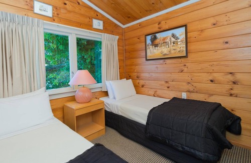 Waipahihi Hotel | Oasis Beach Motel