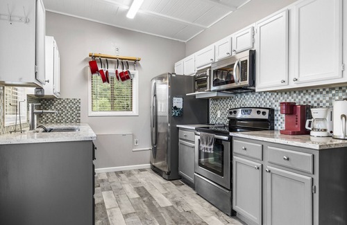 Comanche Trail House | Oasis Cottage! Steps to Lake Travis! Tesla Ready!