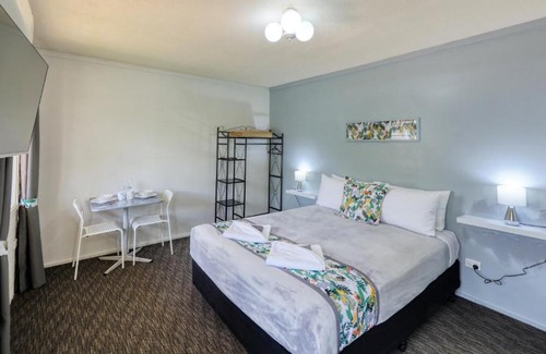 Peak Hill Hotel | Oasis Motel