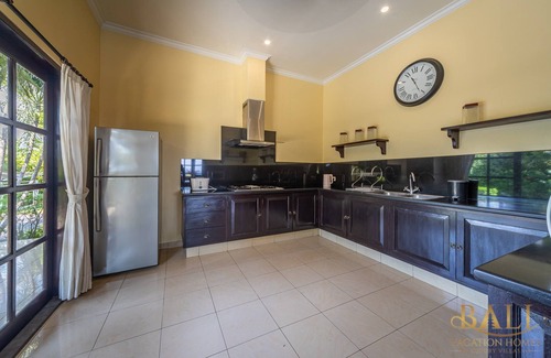 Banjartegehe Villa | Oasis of Luxury and Lush Tropical Gardens!