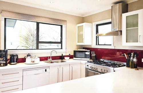Taradale House | Oasis on Osier, walk to Mission & Wineries!