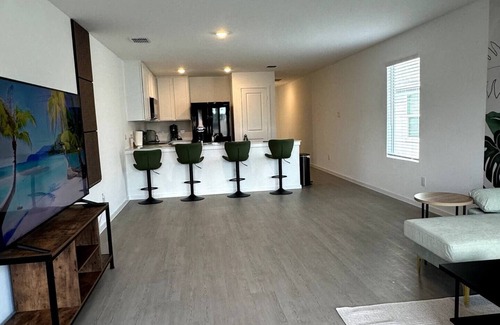 Dallas County House | Oasis Verde - Tropical Wilmer Home in TX