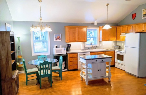 Colington Cottage | OBX Island Cottage~Water view~ 1 level, no stairs~ Beach 3.5 miles (8 min drive)