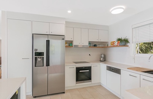 Currumbin House | Ocean Blue on Currumbin Hill - Pet Friendly - Min. 3 night stays & Linen Provided!