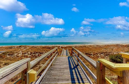 Emerald Isle Apartment | Ocean Breeze 106B
