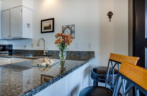 Newport Condo | Ocean Front Condo! Nye Beach! Walk to Everything!