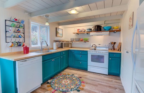 Yachats House | Ocean Front Home On A Quiet Beach Near Yachats! Hot tub!