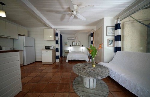 Tartane Apartment | OCEAN FRONT STUDIO APARTMENT 30 SECONDS FROM THE BEACH