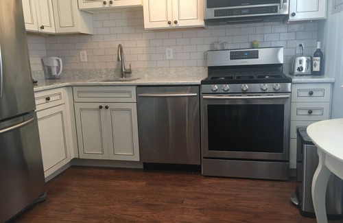 Beach Haven Gardens House | Ocean side 3 Bdrm - 8 to beach - Top floor, clean, bright & comfortable