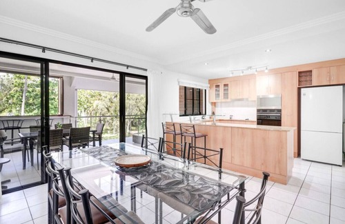 Yorkeys Knob Apartment | Ocean Spray- Beachfront Retreat with Ocean Views, Jacuzzi & Pool