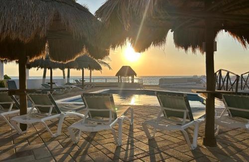 Zona Hotelera Apartment | Ocean Turtle Nest, boutique beach apartment