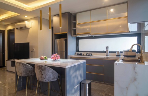 Kediri Villa | Ocean-View 3BR Villa 3-mins to beach w/pool & gym perks.