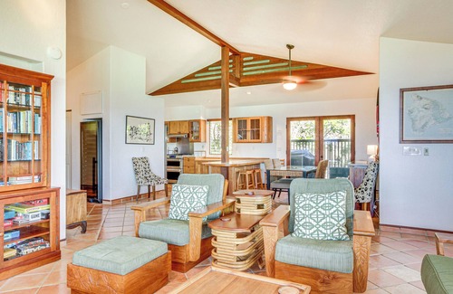 Kona Paradise House | Ocean-View Bungalow: Walk to Pebbles Beach!