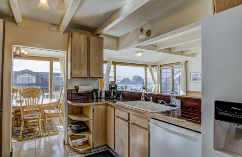 Oceanside House | OCEAN VIEW FROM EVERY ROOM! ONE MINUTE WALK TO THE BEACH!