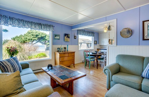 Yachats House | Ocean View in Yachats With Hot Tub. Miles Of Sandy Beach!