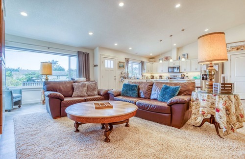 Bayshore House | Ocean view short walk to the beach