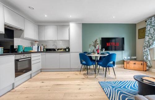 Southampton City Centre Apartment | Ocean Village 1-Bedroom Luxurious, Stylish & Cosy Apartment, Central Location in Southampton, Sleeps 4 - by Blue Puffin Stays