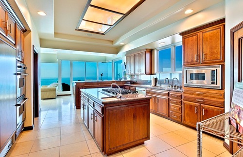 La Jolla House | Oceanfront Beach, Pool, Hot Tub, Pickleball, Movie Theater, Elevator & Golf Cart