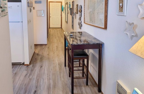 Ocean Shores Condo | Oceanfront, dog-friendly condo with sunset view & prime walkable location