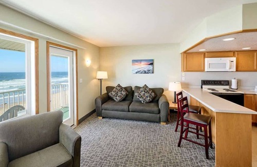 Logsden Condo | Oceanfront Family Suite With Full Kitchen, Beach Access, Pool & Hot Tub