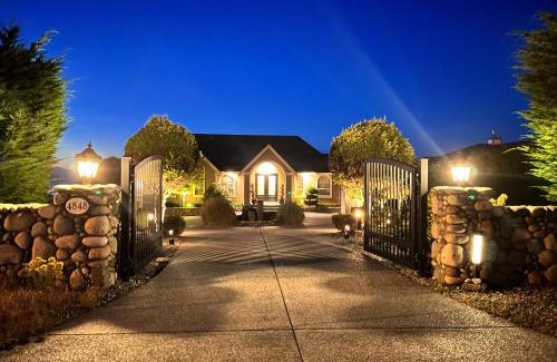 Regional District of Nanaimo Villa | Oceanfront Gated villa