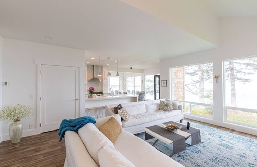 Coos Bay House | Oceanfront Home, Lighthouse, Beach Access, Amazing Sunsets,