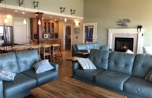 Roads End House | OCEANFRONT Luxury Roads End 4000sft home w/Hot tub! Dog friendly, amazing views!