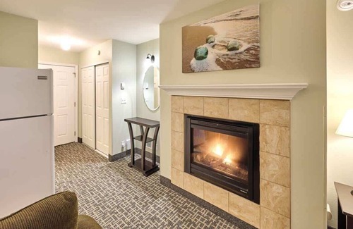 Logsden Condo | Oceanfront Studio With Full Kitchen - Beach Access - Pool & Hot Tub!