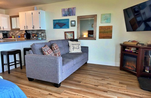Newport Condo | Oceanfront studio with King bed, hot tub & AC