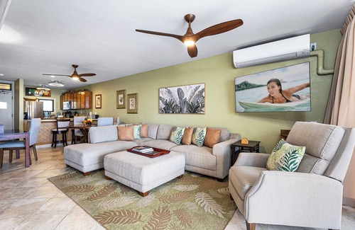 Kailua-Kona Condo | OCEANFRONT TWO BEDROOM CONDO with A/C! Cal King Beds in Both Bedrooms!