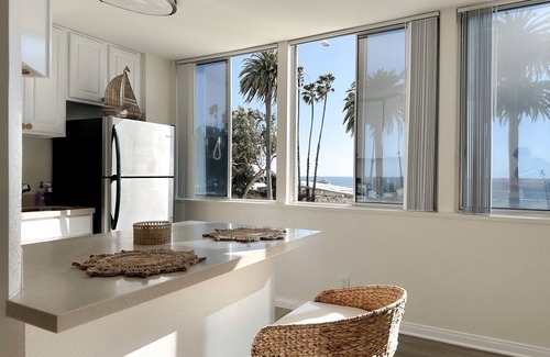 Downtown Bed & Breakfast | Oceanfront View Cabana only a few steps away from the iconic Santa Monica Pier!
