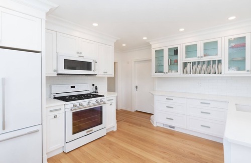 Saanich East House | Oceanfront/Views/Large Yard/Family Home/Wifi/Self Check In/Out