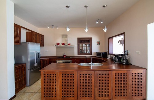 Beacon Hill House | Oceanfront Villa Tara