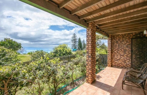 Brooms Head Apartment | Oceanique Studio 43 Ocean Road Brooms Head Cosy Ocean Views Opposite Beach