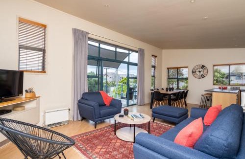 Mangawhai Heads House | Oceans 8 - Mangawhai Heads Holiday Home