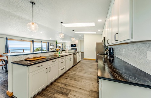 Edgewater Shores Cottage | Oceanside Big Stump Beach getaway with hot tub & ocean views - dog-friendly