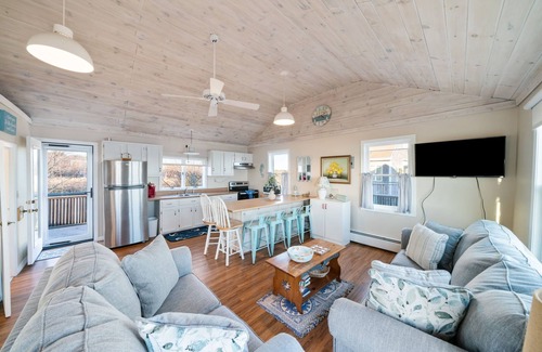 Mattapoisett Cottage | Oceanside Cottage with Private Beach Access